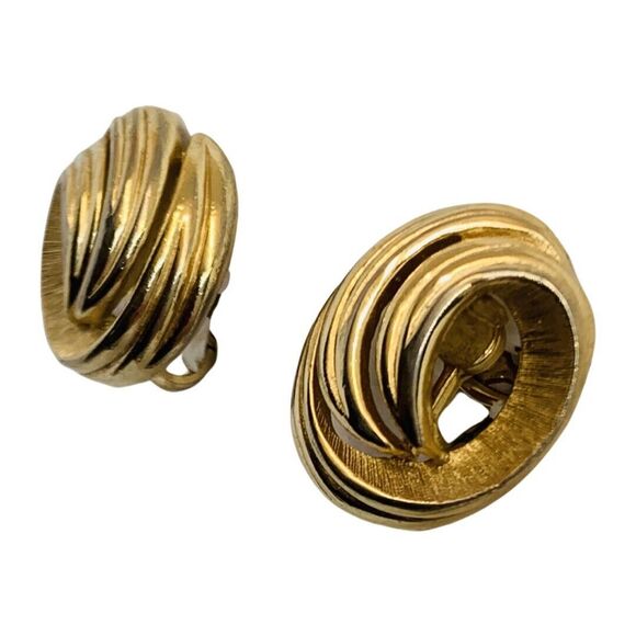 Vintage Crown Trifari Swirl Gold Clip-On Earrings Signed Twisted Knot 7/8" - Picture 1 of 9
